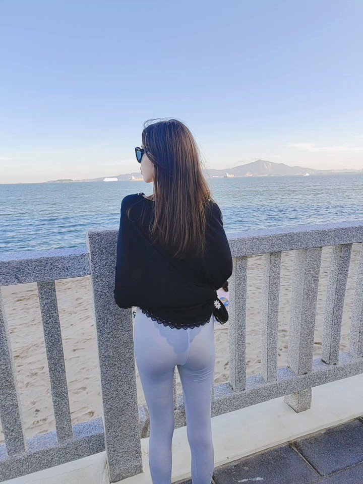 在热闹的海边露出，黑色蕾丝内内很性感，有一位大叔一直往这边看。。