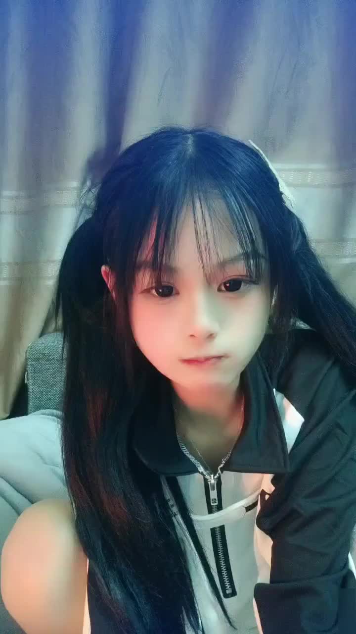 双马尾清纯小萝莉！一脸呆萌卡哇伊！收费房全裸诱惑，张开双腿看嫩穴，手指扣弄水声哗哗，掰开小穴流淫水